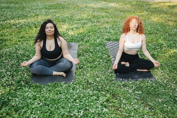 Top styles de ceintures pour sublimer votre robe pull